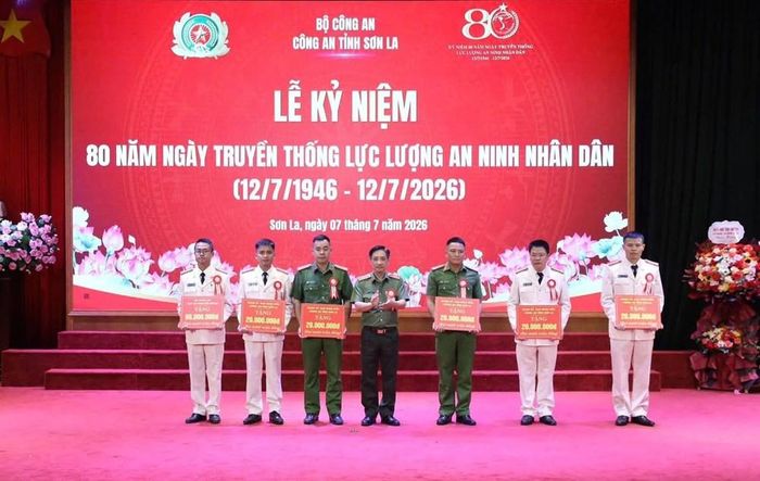 Lãnh đạo Công an tỉnh Sơn La trao kinh phí hỗ trợ cán bộ, chiến sĩ có hoàn cảnh khó khăn
