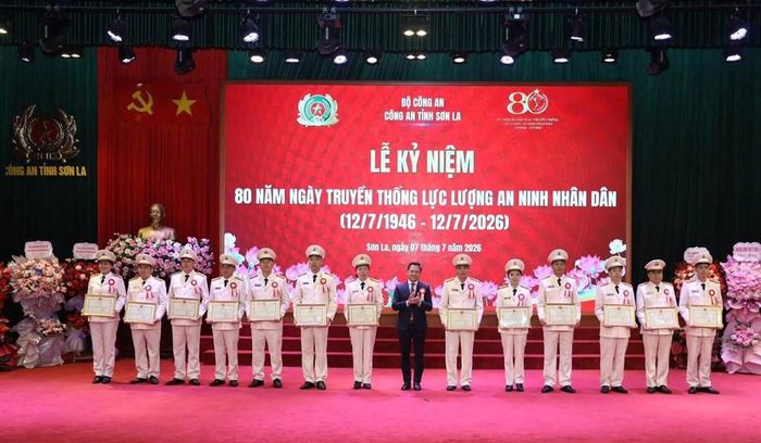 Chủ tịch UBND tỉnh Sơn La trao tặng Bằng khen cho các cá nhân có thành tích xuất sắc