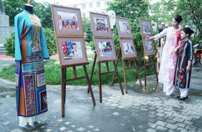 Tham quan không gian trưng bày tư liệu, hình ảnh về "Tri thức may, mặc áo dài Huế". Ảnh: S.Thùy