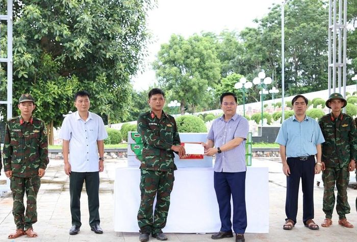 Đoàn công tác Sở Nội vụ tỉnh Điện Biên thăm hỏi, động viên các lực lượng làm nhiệm vụ tại Nghĩa trang Liệt sĩ Him Lam