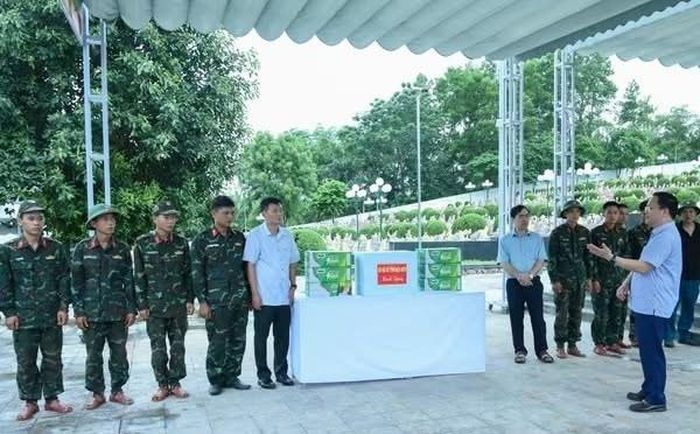 Đoàn công tác Sở Nội vụ tỉnh Điện Biên thăm hỏi, động viên các lực lượng làm nhiệm vụ tại Nghĩa trang Liệt sĩ Tông Khao