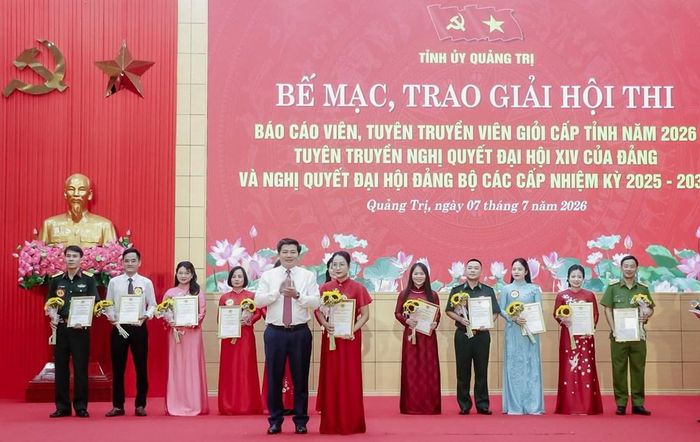 Ông Trần Vũ Khiêm, Phó Bí thư Thường trực Tỉnh ủy tỉnh Quảng Trị trao giải cho các thí sinh xuất sắc của cuộc thi.