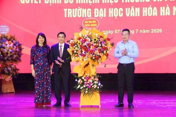 Tổng Biên tập Báo Văn Hóa (Bộ VHTTDL) Nguyễn Anh Vũ tặng hoa chúc mừng Ban Giám hiệu Trường Đại học Văn hóa Hà Nội