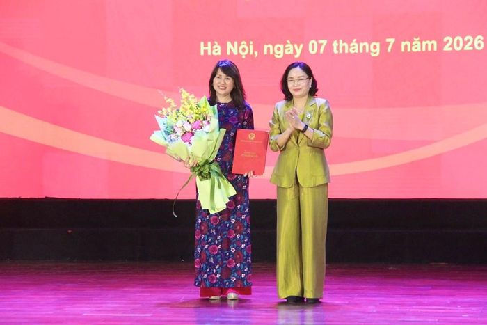 Thứ trưởng Trịnh Thị Thủy trao Quyết định bổ nhiệm lại cho Phó Hiệu trưởng Trường Đại học Văn hóa Hà Nội, PGS.TS Đặng Hoài Thu