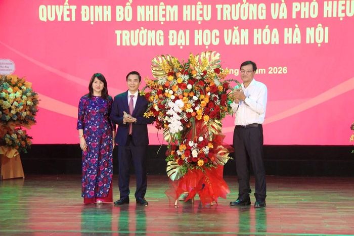 Vụ trưởng Vụ Khoa học công nghệ, Đào tạo và Môi trường (Bộ VHTTDL) Đặng Hà Việt tặng hoa chúc mừng