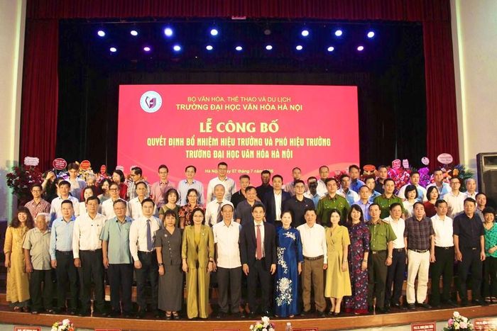 Các đại biểu chụp ảnh lưu niệm