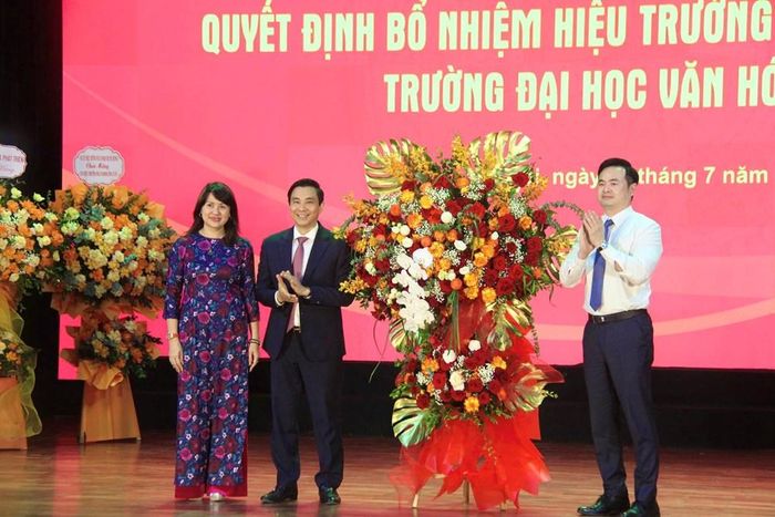 Vụ trưởng Vụ Tổ chức cán bộ (Bộ VHTTDL) Lê Đức Trung tặng hoa chúc mừng Ban Giám hiệu Trường Đại học Văn Hóa Hà Nội