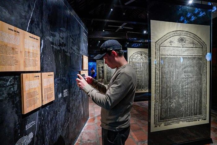 Không gian trưng bày tại Văn Miếu Quốc Tử Giám Hà Nội