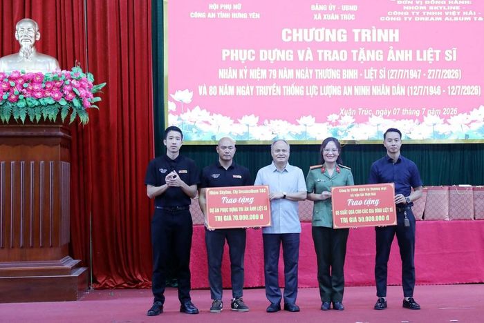 Trao biểu trưng hỗ trợ phục dựng ảnh liệt sĩ và quà cho thân nhân gia đình các liệt sĩ tại xã Xuân Trúc, tỉnh Hưng Yên. Ảnh: Thế Duyệt – TTXVN