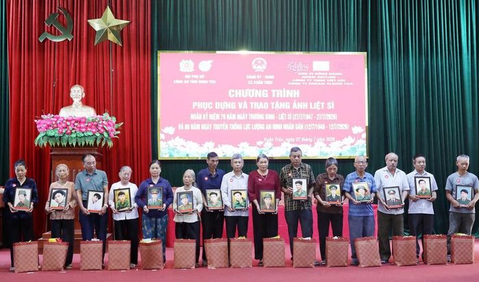 Trao di ảnh được phục dựng cho thân nhân gia đình các liệt sĩ tại xã Xuân Trúc, tỉnh Hưng Yên. Ảnh: Thế Duyệt – TTXVN