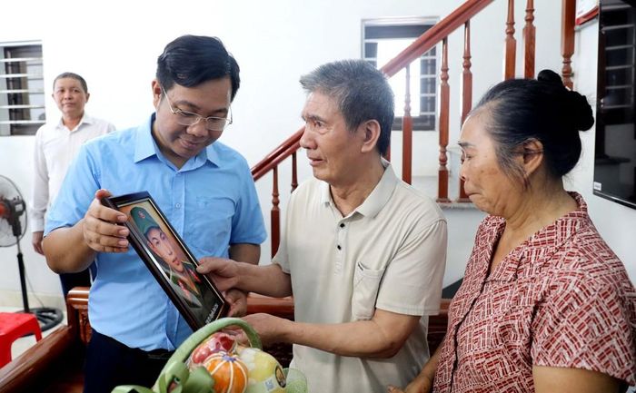 Trao di ảnh được phục dựng cho thân nhân gia đình liệt sĩ Nguyễn Đình Tịnh, thôn Trúc Đình, xã Xuân Trúc, tỉnh Hưng Yên. Ảnh: Thế Duyệt – TTXVN