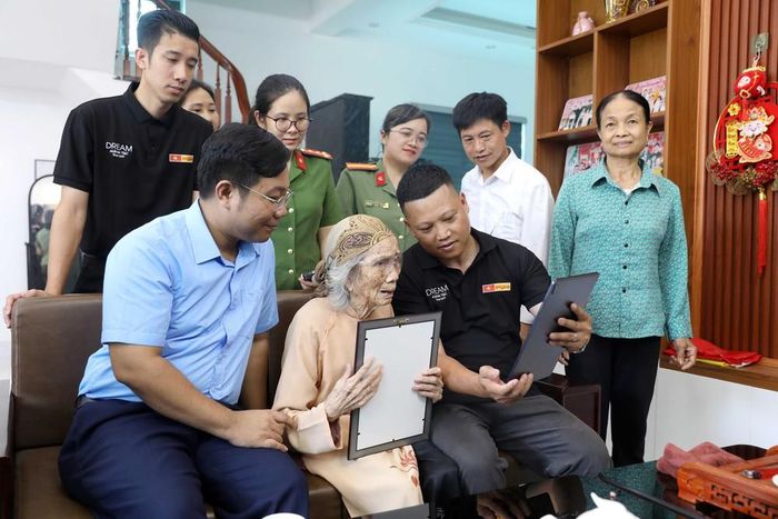 Trao di ảnh được phục dựng cho thân nhân gia đình liệt sĩ Hoàng Đình Nhiệm thôn Cù Tu, xã Xuân Trúc, tỉnh Hưng Yên. Ảnh: Thế Duyệt – TTXVN