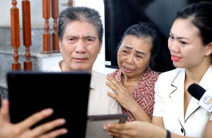 Thân nhân gia đình liệt sĩ Nguyễn Đình Tịnh, thôn Trúc Đình, xã Xuân Trúc (Hưng Yên) xúc động khi nhận di ảnh đã được phục dựng. Ảnh: Thế Duyệt – TTXVN