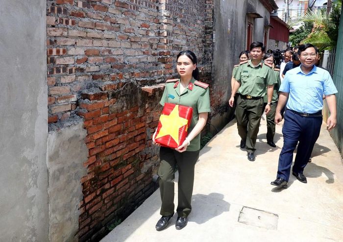 Mang di ảnh được phục dựng về trao cho thân nhân gia đình các liệt sĩ tại xã Xuân Trúc, tỉnh Hưng Yên. Ảnh: Thế Duyệt – TTXVN