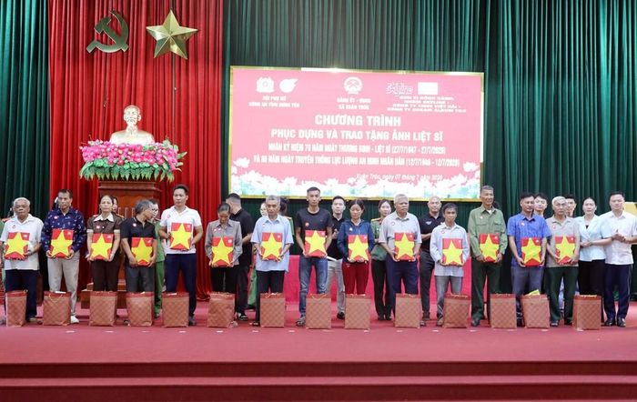 Trao di ảnh được phục dựng cho thân nhân gia đình các liệt sĩ tại xã Xuân Trúc, tỉnh Hưng Yên. Ảnh: Thế Duyệt – TTXVN