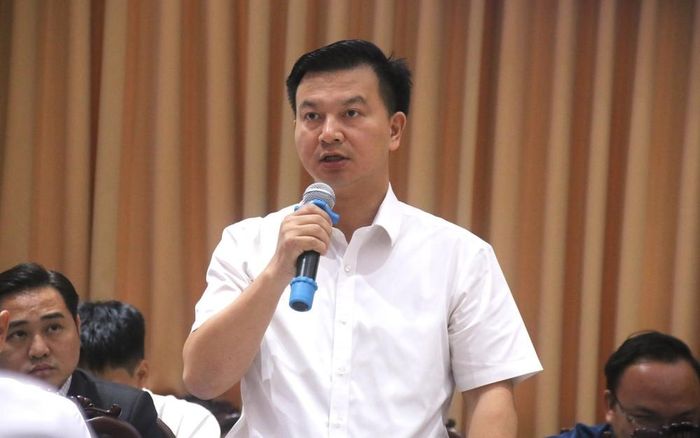 Ông Giang Văn Hiển, Phó Trưởng Thuế TP. Hồ Chí Minh giải đáp một số vấn đề liên quan đến chính sách thuế của doanh nghiệp. Ảnh: Hứa Chung - TTXVN