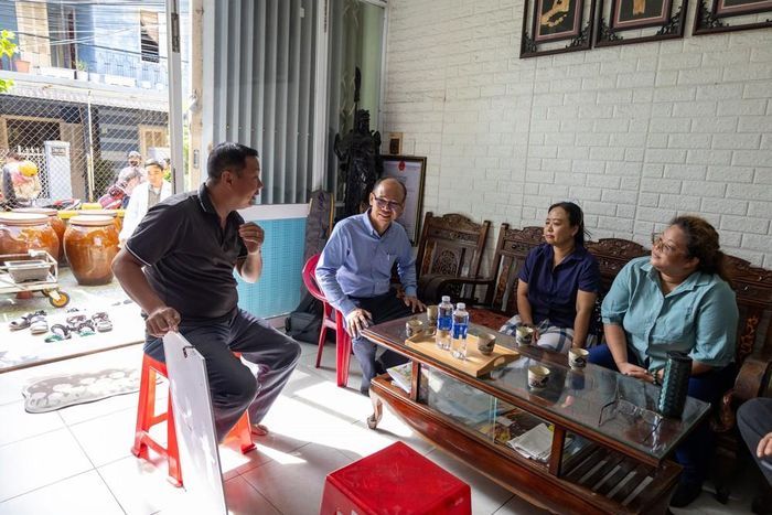 Ông Bùi Thanh Phú, Phó Chủ tịch Hội Làng nghề nước mắm Nam Ô, giới thiệu với du khách về lịch sử hàng trăm năm của nghề làm nước mắm và những nỗ lực gìn giữ di sản giữa nhịp phát triển đô thị. Ảnh: Xuân Quý - TTXVN