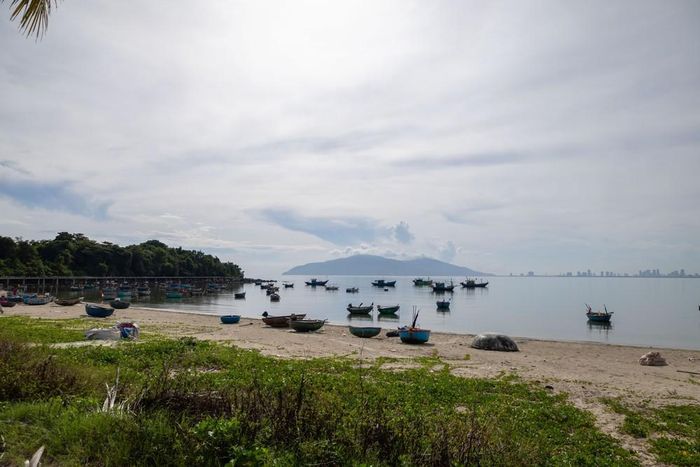 Bãi biển làng Nam Ô, phường Hải Vân, thành phố Đà Nẵng khi bình minh lên. Những chiếc thúng vẫn đều đặn trở về sau một đêm mưu sinh trên biển. Ảnh: Xuân Quý - TTXVN