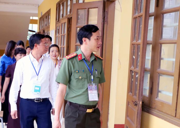 Nhằm bảo đảm tính nghiêm túc và an toàn tuyệt đối cho Kỳ thi tốt nghiệp THPT năm 2026, tỉnh Ninh Bình đã thành lập các đoàn kiểm tra liên ngành để chủ động kiểm soát thiết bị điện tử và phòng chống gian lận công nghệ cao tại 85 điểm thi. Ảnh: Đại Nghĩa - TTXVN