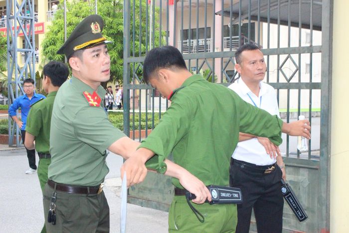 Nhằm bảo đảm tính nghiêm túc và an toàn tuyệt đối cho Kỳ thi tốt nghiệp THPT năm 2026, tỉnh Hà Tĩnh đã huy động hơn 2.700 cán bộ làm nhiệm vụ tại 35 điểm thi chính thức để phục vụ gần 18.600 thí sinh.
