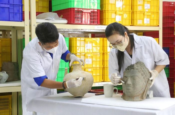 Cán bộ, nhân viên Ban Quản lý Di tích văn hóa Óc Eo (tỉnh An Giang) đang chỉnh lý, sắp xếp lại kho lưu trữ hiện vật đã được khai quật, phục vụ công tác trung bày và quá trình đánh giá của đoàn chuyên gia quốc tế. Ảnh: Công Mạo - TTXVN