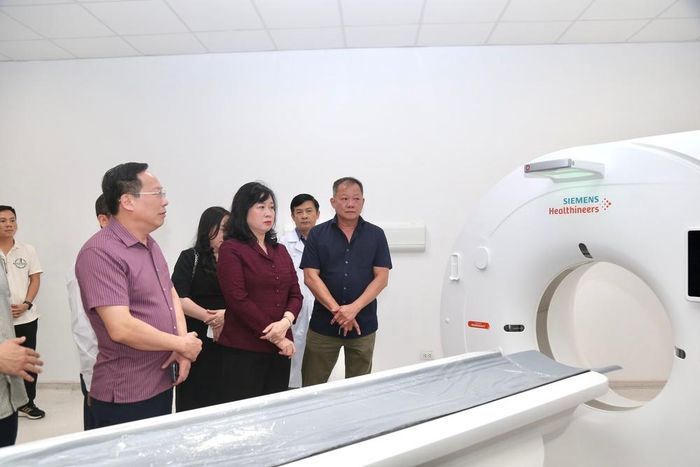 Bộ trưởng Bộ Y tế yêu cầu bệnh viện tiếp tục rà soát kỹ lưỡng các phương án vận hành, bảo đảm mọi quy trình được thực hiện an toàn, thông suốt. Ảnh: BVCC