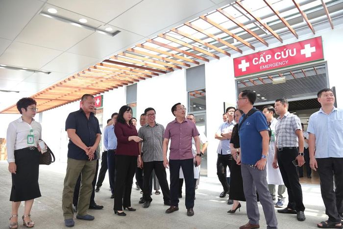 Đoàn công tác của Bộ Y tế cùng Ban Giám đốc Bệnh viện Hữu nghị Việt Đức kiểm tra thực tế tại nhiều khu vực trọng yếu. Ảnh: BVCC