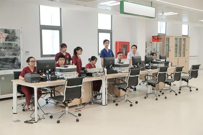 Tại khoa Cấp cứu, nhân viên y tế của Bệnh viện đã túc trực, sắp xếp lại thiết bị, dụng cụ phục vụ khám chữa bệnh. Ảnh: Minh Quyết - TTXVN