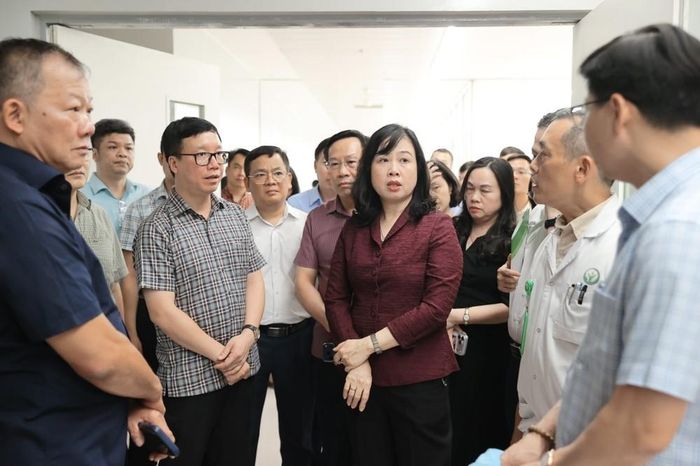 Đoàn kiểm tra công tác bảo đảm tiếp nhận người bệnh sau khi chính thức đi vào hoạt động. Ảnh: Minh Quyết - TTXVN