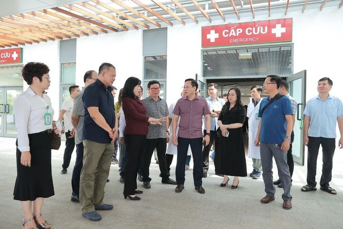 Đoàn công tác đi kiểm tra công tác chuẩn bị tại Bệnh viện Hữu nghị Việt Đức cơ sở Ninh Bình. Ảnh: Minh Quyết - TTXVN