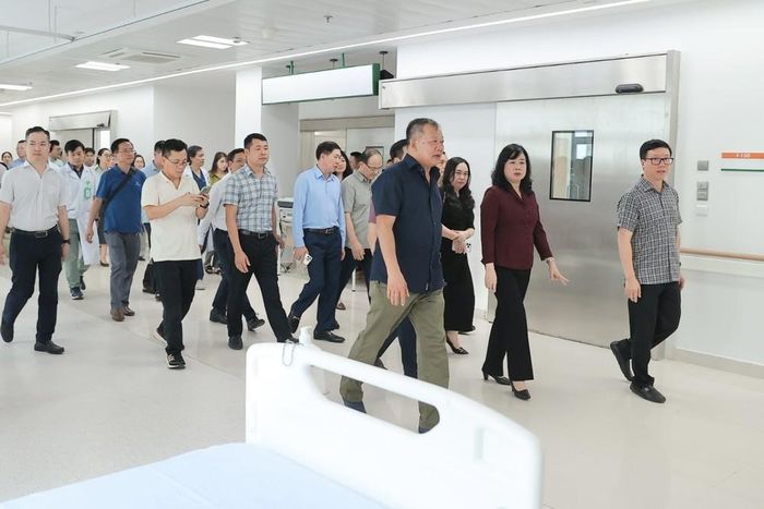 Đoàn công tác kiểm tra công tác bố trí nhân lực, bảo đảm bệnh viện sẵn sàng tiếp nhận người bệnh sau khi chính thức đi vào hoạt động. Ảnh: Minh Quyết - TTXVN