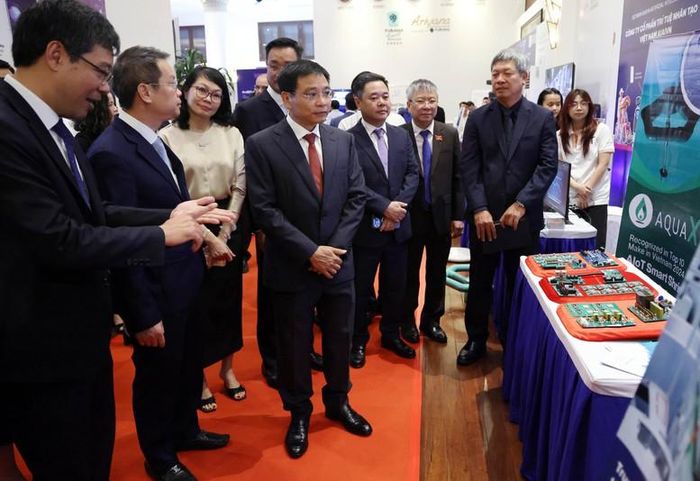 Phó Thủ tướng Nguyễn Văn Thắng tham quan không gian triển lãm các sản phẩm công nghệ, sản phẩm đổi mới sáng tạo trước thềm lễ khai mạc - Ảnh VGP/Đức Tuân