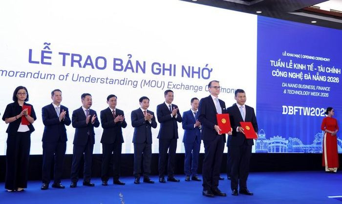 Phó Thủ tướng Nguyễn Văn Thắng và các đại biểu chứng kiến TP Đà Nẵng trao các biên bản ghi nhớ quan trọng với các đối tác trong và ngoài nước - Ảnh VGP/Đức Tuân