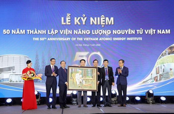 Bộ trưởng Bộ KH&amp;CN Vũ Hải Quân cùng lãnh đạo Bộ tặng quà lưu niệm cho Viện Năng lượng nguyên tử Việt Nam - Ảnh: VGP/Gia Huy
