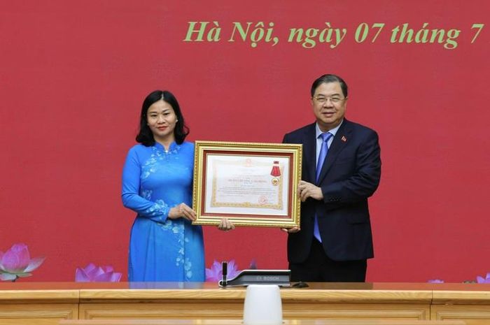 Phó Thủ tướng Thường trực trao Huân chương Lao động hạng Nhì cho đồng chí Nguyễn Thị Tuyến - Ảnh: VGP/Phương Nguyên