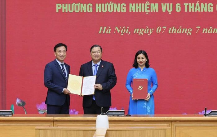 Phó Thủ tướng Thường trực Phạm Gia Túc trao quyết định nhân sự Thủ trưởng, Phó Thủ trưởng cơ quan Đảng ủy Chính phủ - Ảnh: VGP/Phương Nguyên