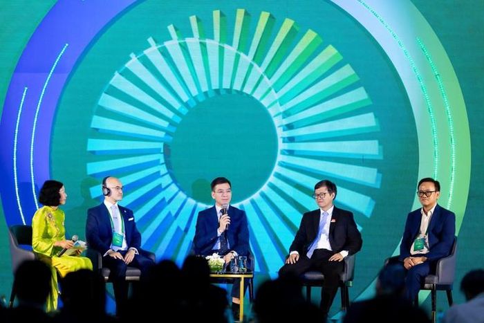 TS.BS Hà Anh Đức, ông Nick Liew (đại diện tổ chức JCI), TS.BS.CKII Huỳnh Minh Chín và Ban lãnh đạo Tập đoàn tại phiên đối thoại