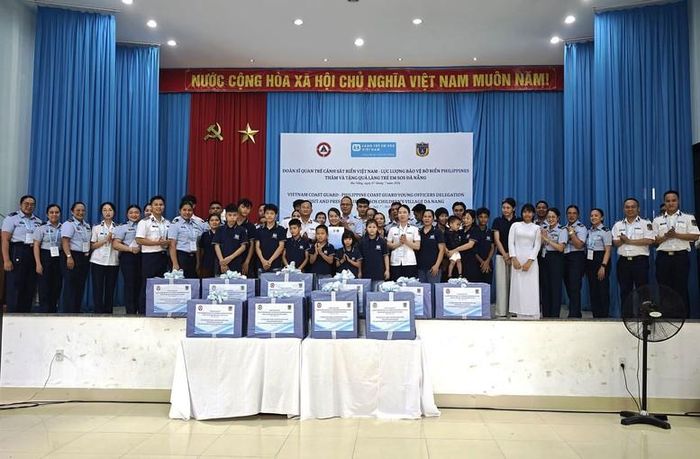 Đoàn sĩ quan trẻ Cảnh sát biển Việt Nam và Lực lượng Bảo vệ bờ biển Philippines giao lưu, tặng quà cho các em học sinh tại Làng trẻ em SOS Đà Nẵng - Ảnh: VGP