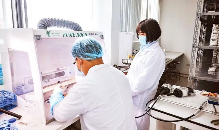 Phân tích mẫu hài cốt liệt sĩ tại Trung tâm giám định ADN (Viện Sinh học, Viện Hàn lâm Khoa học và Công nghệ Việt Nam). (Ảnh: NHẬT MINH)