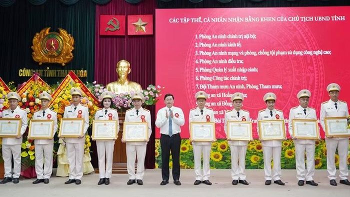Đại diện lãnh đạo Ủy ban nhân dân tỉnh Thanh Hóa trao tặng Bằng khen cho 11 tập thể, cá nhân.