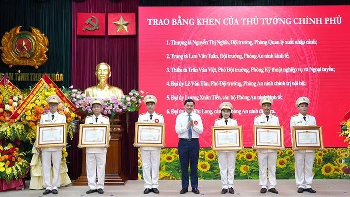 Thừa ủy quyền của Thủ tướng Chính phủ, lãnh đạo tỉnh Thanh Hóa trao Bằng khen cho 6 cá nhân.