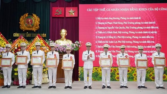 Lãnh đạo Công an tỉnh Thanh Hóa trao Bằng khen của Bộ Công an tặng các tập thể, cá nhân.