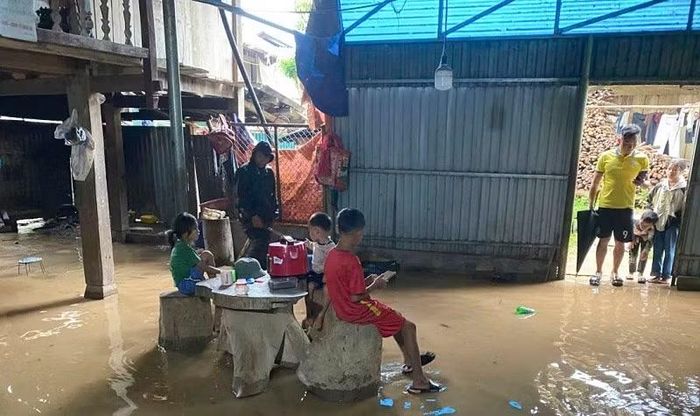 Nhiều gia đình ở trong khu vực bị đe dọa sạt lở, ngập lụt được các xã khẩn trương hỗ trợ di chuyển đến nơi ở tạm, bảo đảm an toàn.