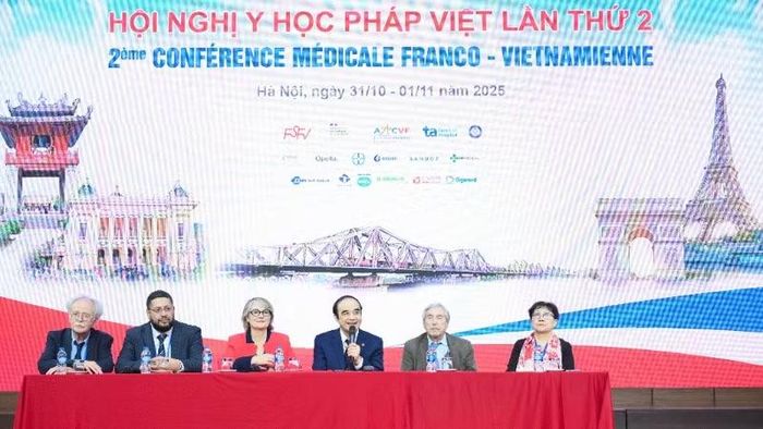 Giáo sư, Tiến sĩ, Bác sĩ Nguyễn Hữu Tú chủ trì Hội nghị Y học Việt Pháp lần thứ 2.