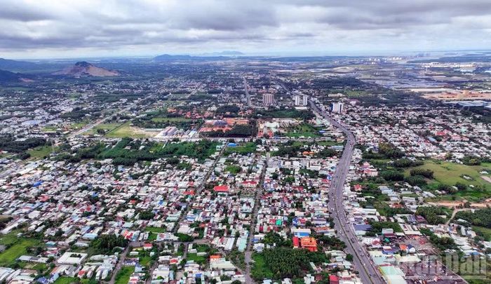Theo quy hoạch được duyệt tuyến metro số 3 đi dọc theo Quốc lộ 51 và kết thúc ở phường Phú Mỹ, Thành phố Hồ Chí Minh, đoạn giáp với thành phố Đồng Nai. Trong ảnh là địa phận phường Phú Mỹ và Quốc lộ 51 theo hướng nhìn về Đồng Nai.