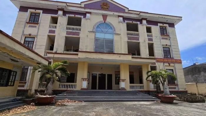 Trụ sở dôi dư tại phường Trà Vinh (tỉnh Vĩnh Long) xuống cấp do chưa được bàn giao quản lý, khai thác.