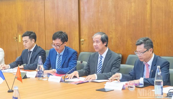 Phát biểu tại cuộc làm việc, đồng chí Nguyễn Kim Sơn giới thiệu với phía Pháp về quá trình đổi mới, phát triển và định hướng xây dựng nền kinh tế thị trường theo định hướng xã hội chủ nghĩa của Việt Nam; đồng thời trao đổi về chức năng, nhiệm vụ của Ban Chính sách, Chiến lược Trung ương trong công tác nghiên cứu, tham mưu chiến lược, cũng như mong muốn học hỏi kinh nghiệm của CESE trong tham vấn xã hội và xây dựng chính sách công.