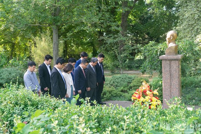 Ủy viên Trung ương Đảng, Phó Trưởng Ban Chính sách, Chiến lược Trung ương Nguyễn Kim Sơn, Đại sứ Việt Nam tại Pháp Trịnh Đức Hải cùng các thành viên trong đoàn dành phút mặc niệm tưởng nhớ Chủ tịch Hồ Chí Minh.