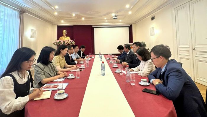 Trong khuôn khổ chuyến công tác, Đoàn đến thăm, làm việc với Đại sứ quán Việt Nam tại Pháp. Đại sứ Trịnh Đức Hải và cán bộ các cơ quan đại diện Việt Nam tại Pháp đã báo cáo đoàn về tình hình quan hệ Việt Nam-Pháp, công tác đối ngoại và tình hình cộng đồng người Việt Nam tại Pháp.