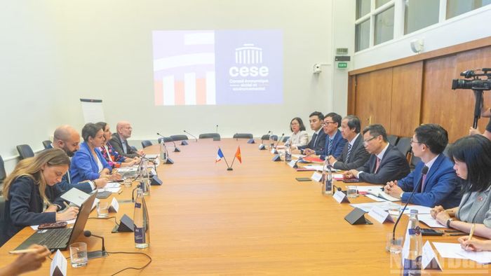 Cùng ngày, Đoàn công tác làm việc với Hội đồng Kinh tế, Xã hội và Môi trường Pháp (CESE). Tiếp đoàn có bà Shirley Billot, Phó Chủ tịch Ban Thường vụ CESE, cùng lãnh đạo và các chuyên gia của hội đồng. Cuộc làm việc góp phần tăng cường hợp tác giữa Việt Nam và Pháp trong lĩnh vực hoạch định chính sách công, đồng thời tiếp tục vun đắp quan hệ hữu nghị giữa hai nước.
